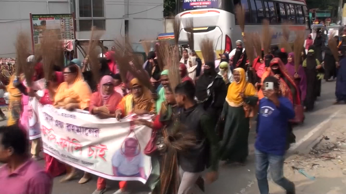 সালমান এফ রহমানের শাস্তির দাবিতে ঝাড়ু মিছিল